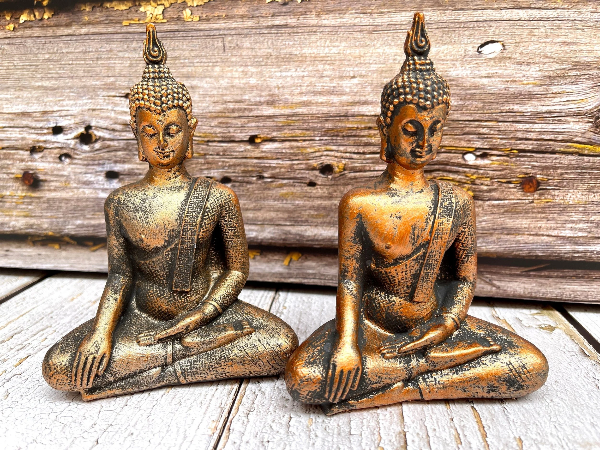 Dekorative Buddha-Figur in Kupferoptik – Stilvolle Ruhe für Zuhause & Büro